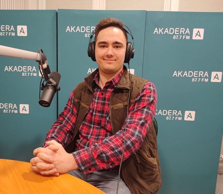 Daniel Skowron w studio Akadera