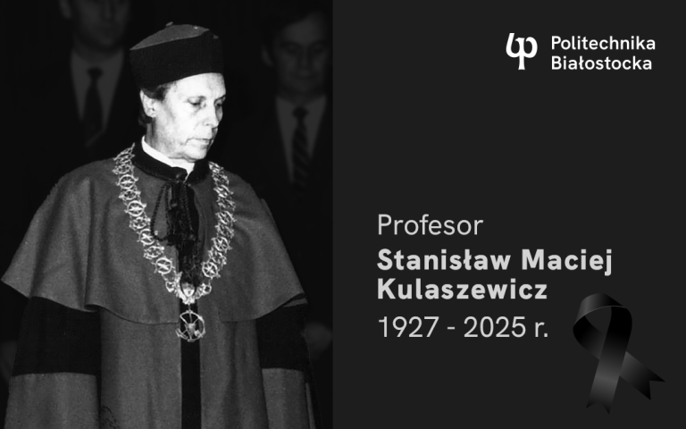Czarno-białe zdjęcie prof. Stanisława Macieja Kulaszewicza w uroczystym stroju akademickim, z łańcuchem rektorskim. Po prawej stronie znajduje się czarne tło z logo Politechniki Białostockiej, imieniem i nazwiskiem profesora oraz datami jego życia (1927-2025). W dolnym rogu widać czarną wstążkę symbolizującą żałobę.