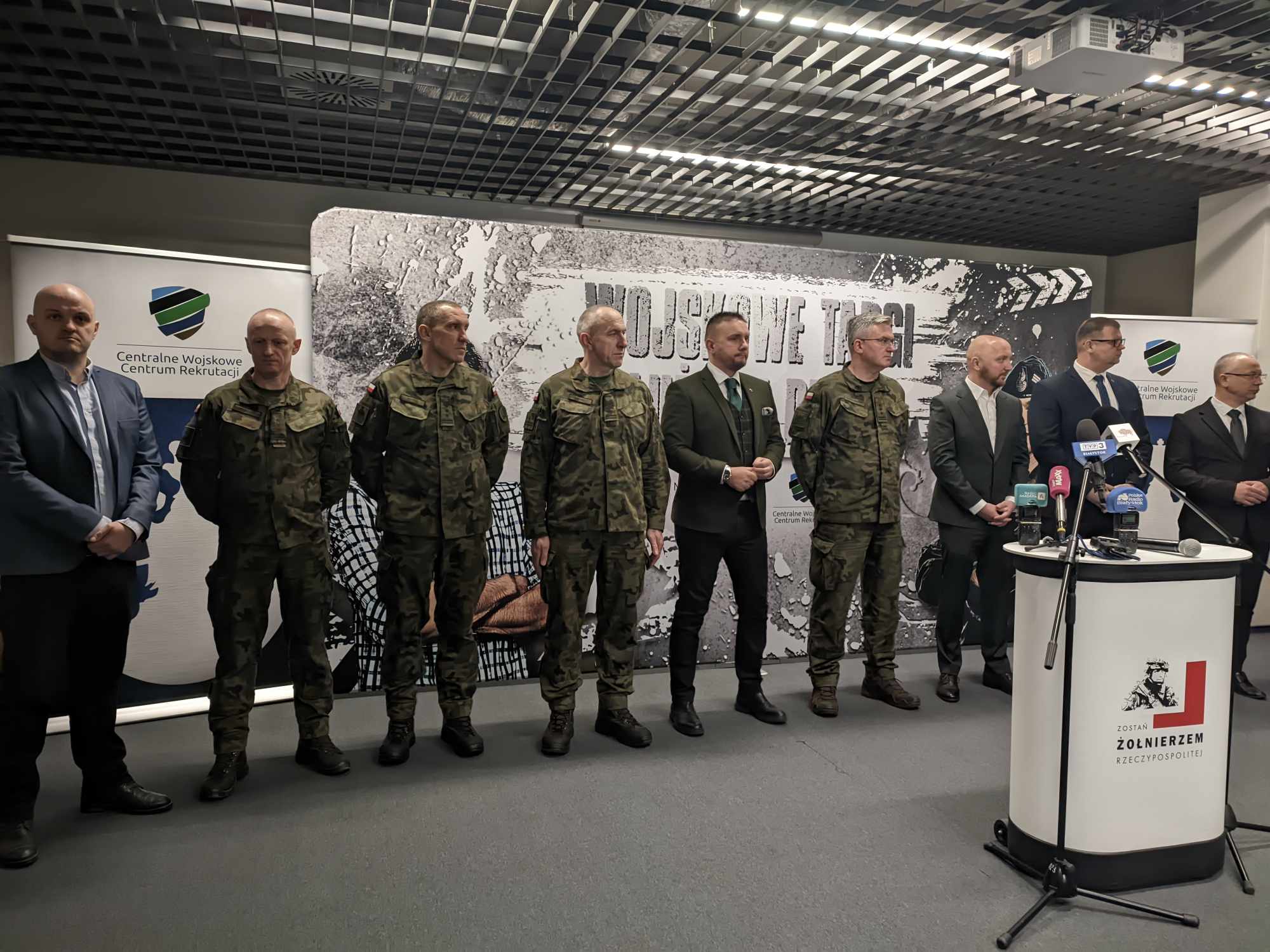 Mundurowi i politycy na konferencji służbowej.