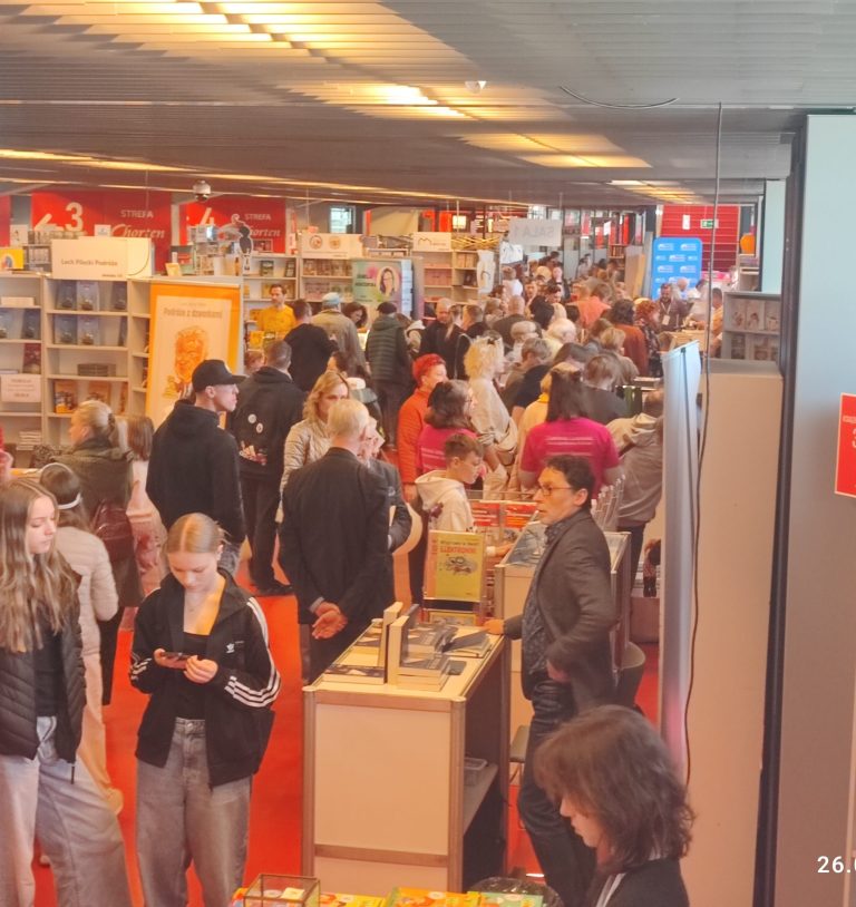 Uczestnicy targów książek zwiedzają stoiska.