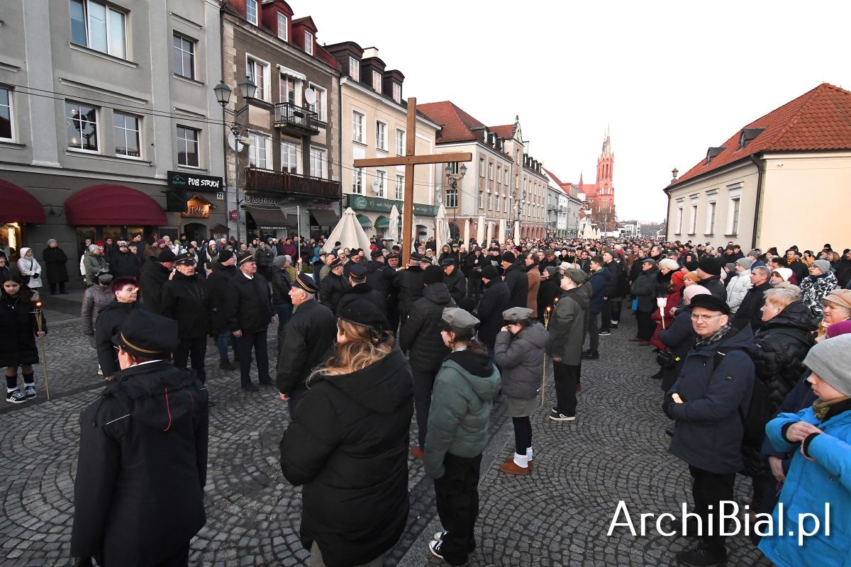 procesja drogi krzyżowej, przechodzi ulicą lipową w Białymstoku