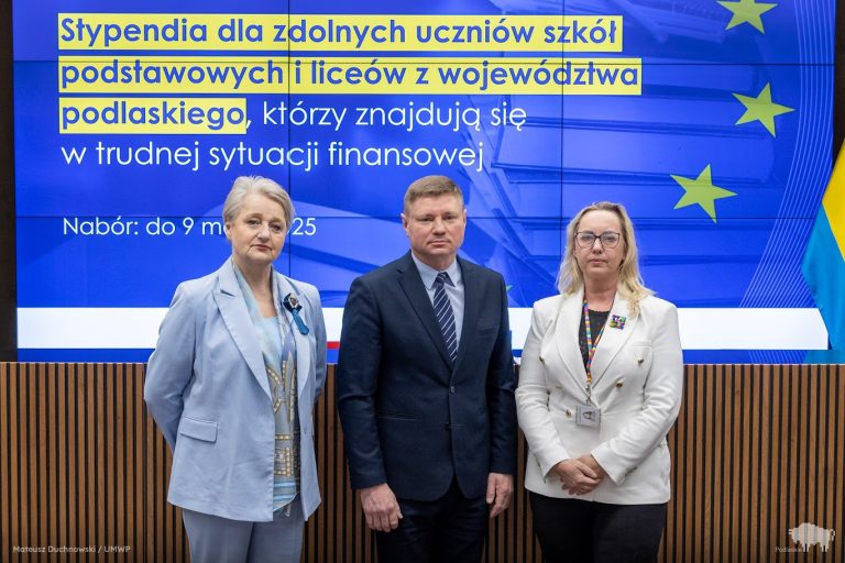 Trzy osoby na konferencji