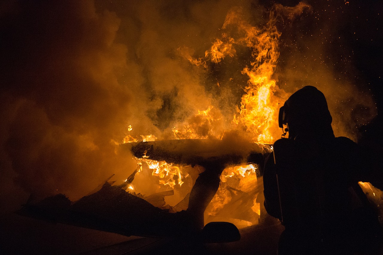 strażak gasi auto