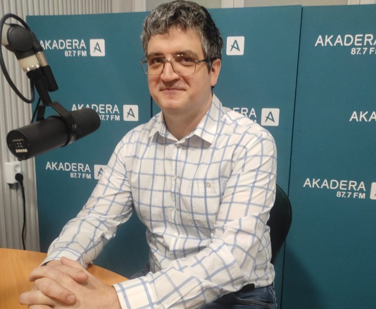dr inż. Michał Harasimczuk w studio Akadera