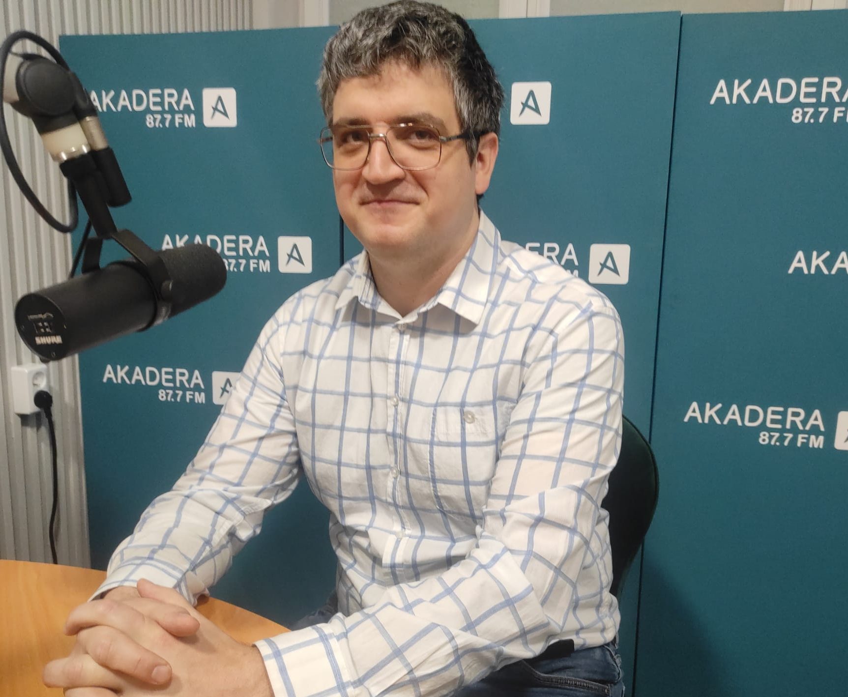 dr inż. Michał Harasimczuk w studio Akadera
