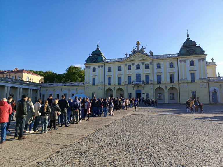 kolejka ludzi rozciągająca się przed pałacem branickich w Białymstoku