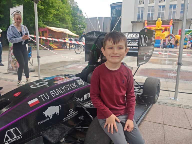 Uczestnik pikniku pozuje z bolidem Cerber CMS09