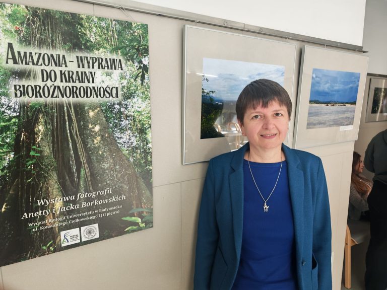 Anetta Borkowska na tle swoich zdjęć.