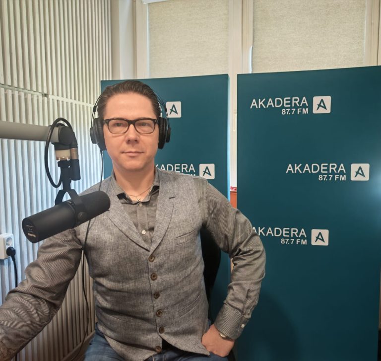 Tomasz Czajkowski w studio Akadera