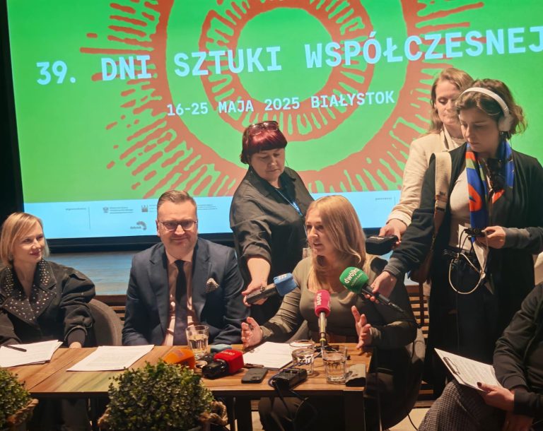 Uczestnicy konferencji dotyczącej 39. Dni Sztuki Współczesnej.