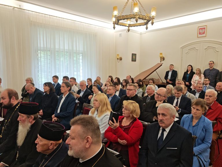 Uczestnicy konferencji w pałacyku hasbacha