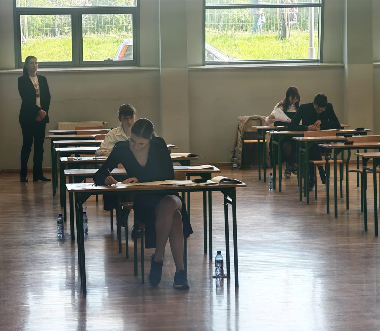 Maturzyści piszą egzamin maturalny