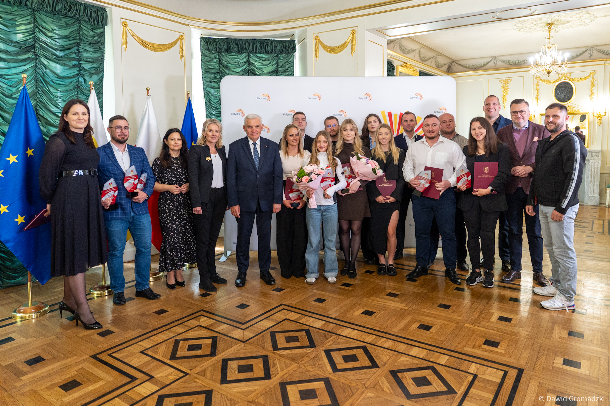 Nagrodzeni sportowcy, pozują do zdjęcia z prezydentem