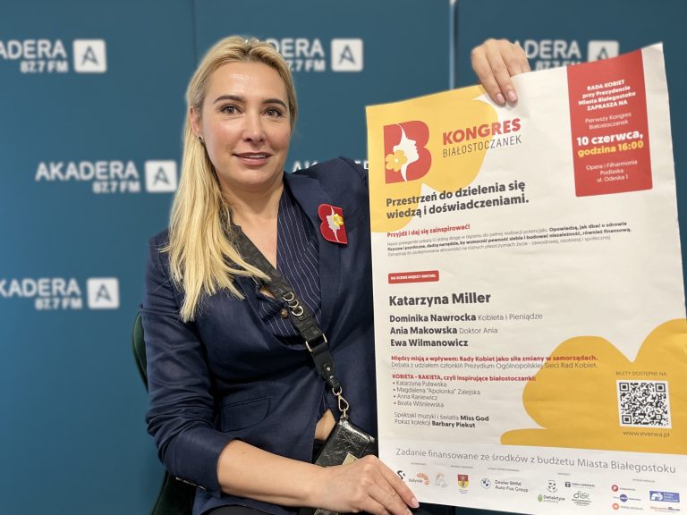 Anna Dobrowolska-Cylwik, wiceprzewodnicząca Rady Kobiet przy Prezydencie Miasta Białegostoku, prezentuje plakat Pierwszego Kongresu Białostoczanek podczas wizyty w Radiu Akadera