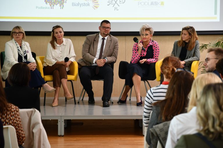 Ludzie na konferencji z młodzieżą.