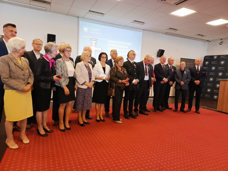 Na zdjęciu widzimy uczestników uroczystości wręczenia Krzyży Wolności i Solidarności, odznaczeń przyznawanych przez Prezydenta RP osobom zasłużonym w działalności opozycyjnej w PRL. W centrum wyróżnionych znalazł się prof. Zdzisław Falicki – lekarz, naukowiec i działacz podziemnej „Solidarności”, który w latach 80. aktywnie wspierał osoby represjonowane oraz współpracował ze środowiskiem opozycyjnym w Białymstoku. Uroczystość miała podniosły i symboliczny charakter, podkreślając rolę odwagi, solidarności i zaangażowania w dążeniu do wolnej Polski.