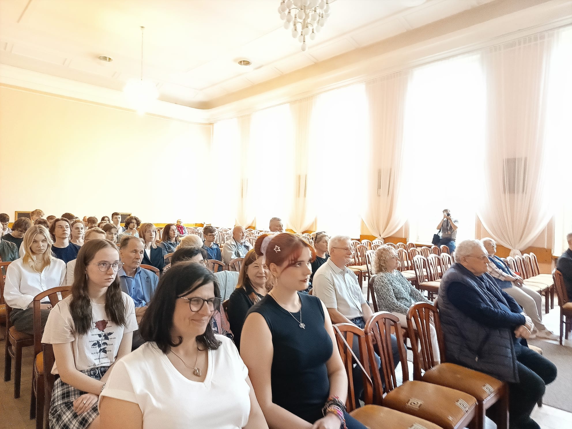Zdjęcie bardzo dobrze oddaje atmosferę wydarzenia – skupienie uczestników, różnorodność wiekową gości oraz kameralny charakter spotkania. Idealnie uzupełni relację z XII Ogólnopolskiego Konkursu Literackiego im. Anny Markowej.