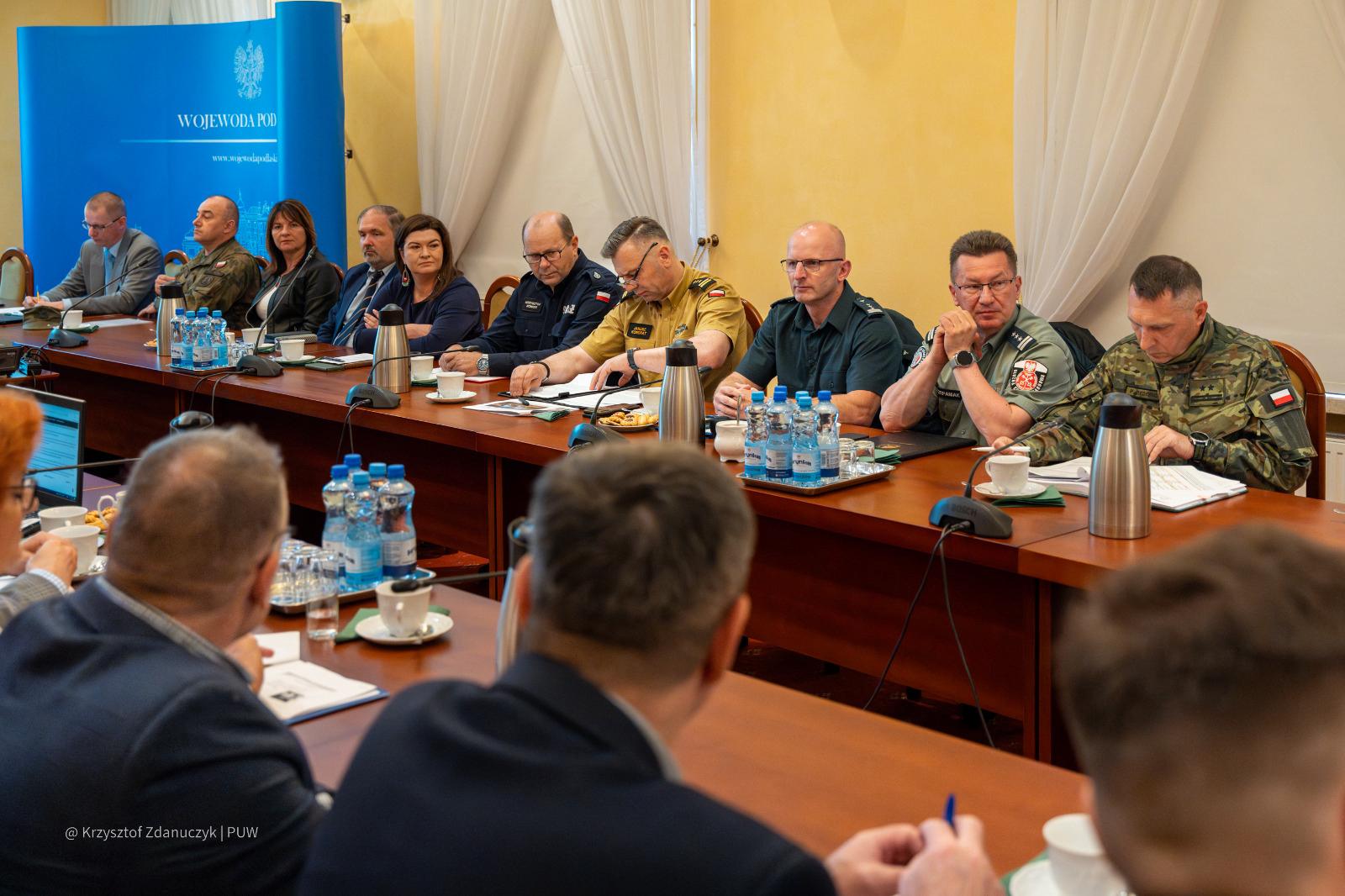 uczestnicy konferencji bezpieczne wakacje, przy stole.