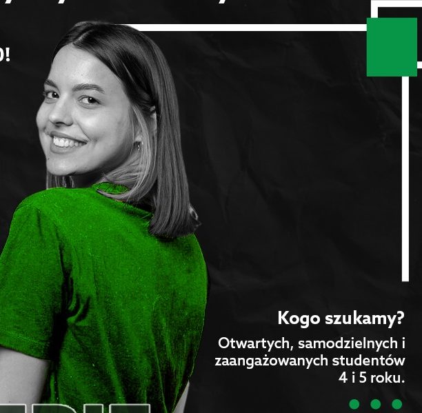 Czarno białe zdjęcie uśmiechającej się dziewczyny z pokolorowanym na zielono t-shirtem