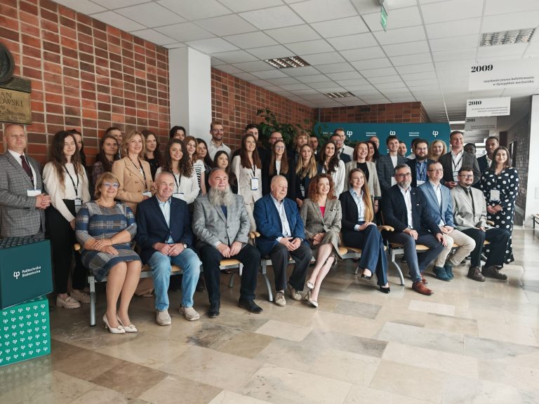 Uczestnicy konferencji pozuja do wspólnego zdjęcia