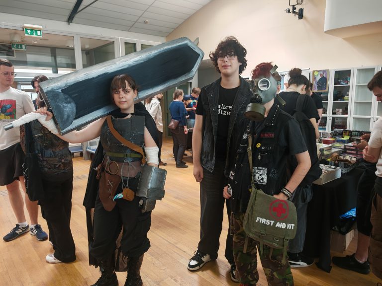 Cosplayowcy w swoich przebraniach w książnicy podlaskiej