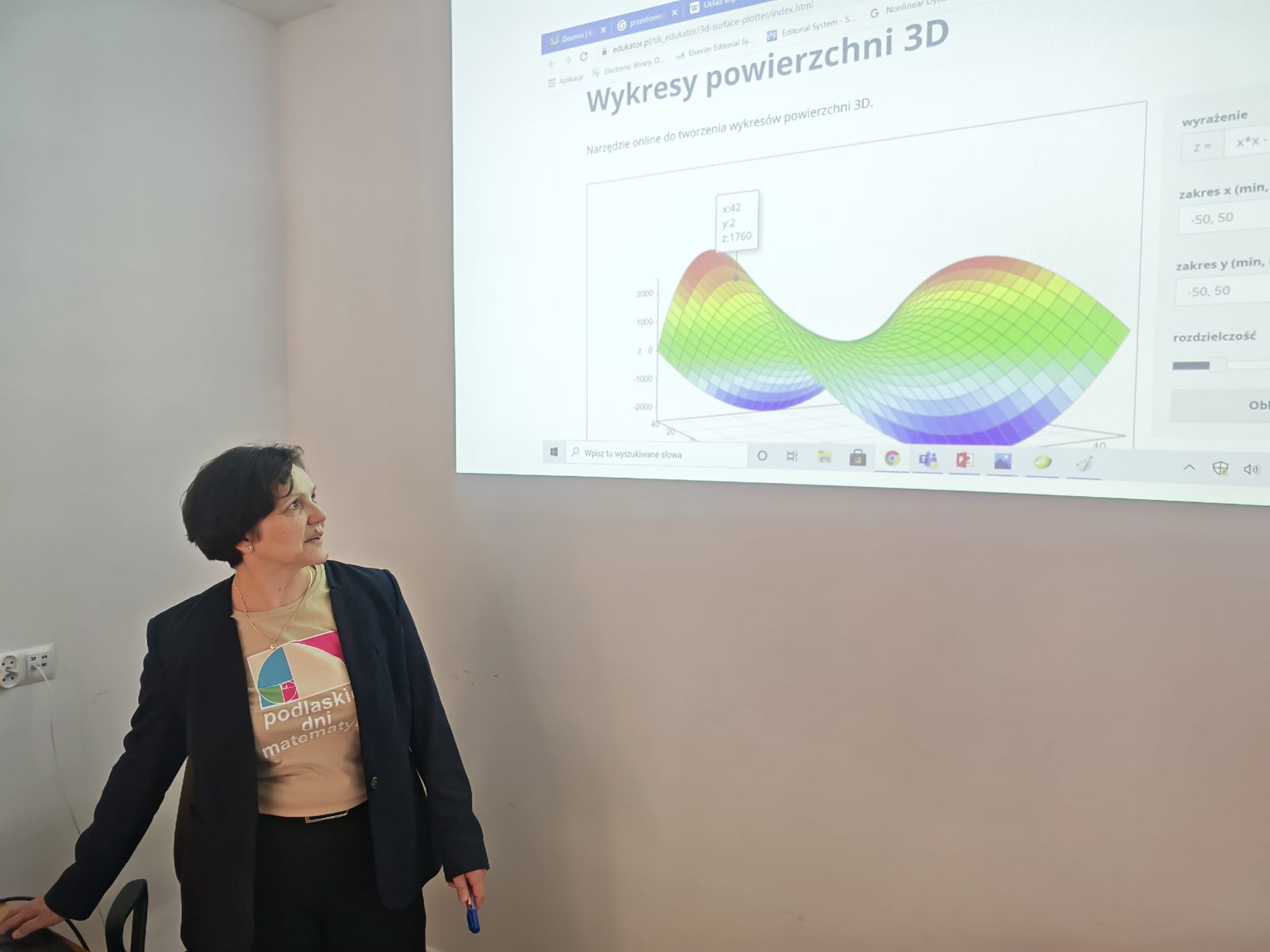 Małgorzata Wyrwas i jej prezentacja na rzutniku