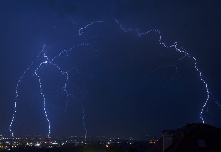 pioruny na tle nocnego nieba
