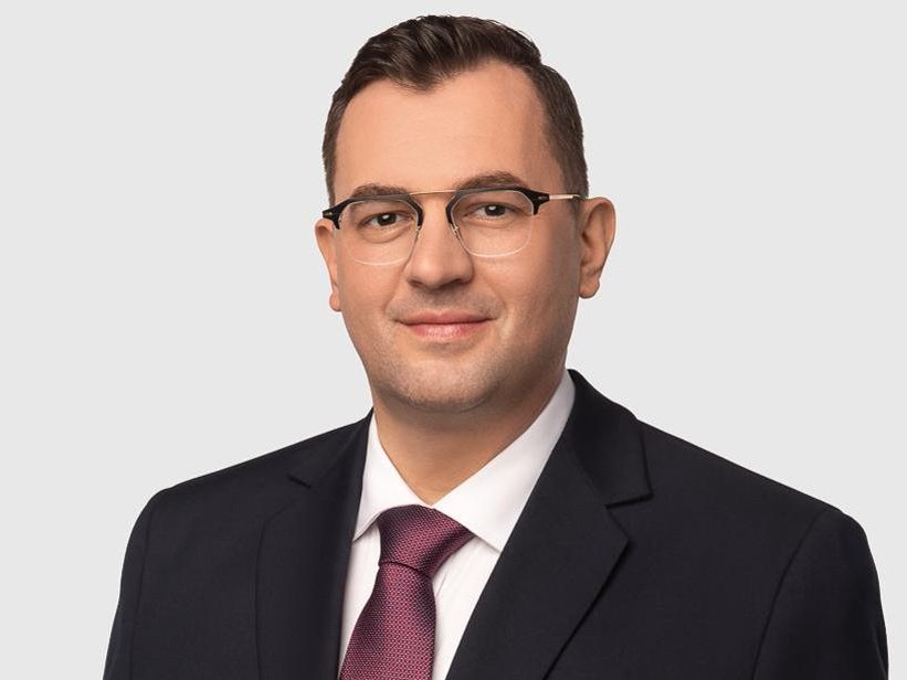 Stefan Krajewski w garniturze i bordowym krawacie na jasnym tle – oficjalne zdjęcie nowego ministra rolnictwa