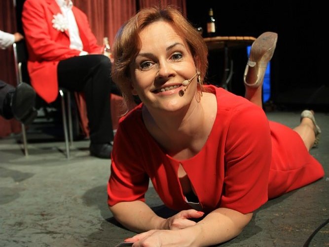 Joanna Kołaczkowska i pozostali członkowie Kabaretu Hrabi pozują razem na scenie podczas Festiwalu Kabaretu w Zielonej Górze, stojąc przed drewnianym tłem.