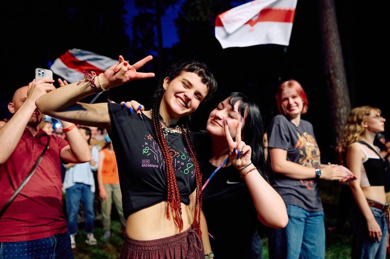 ludzie na festiwalu.