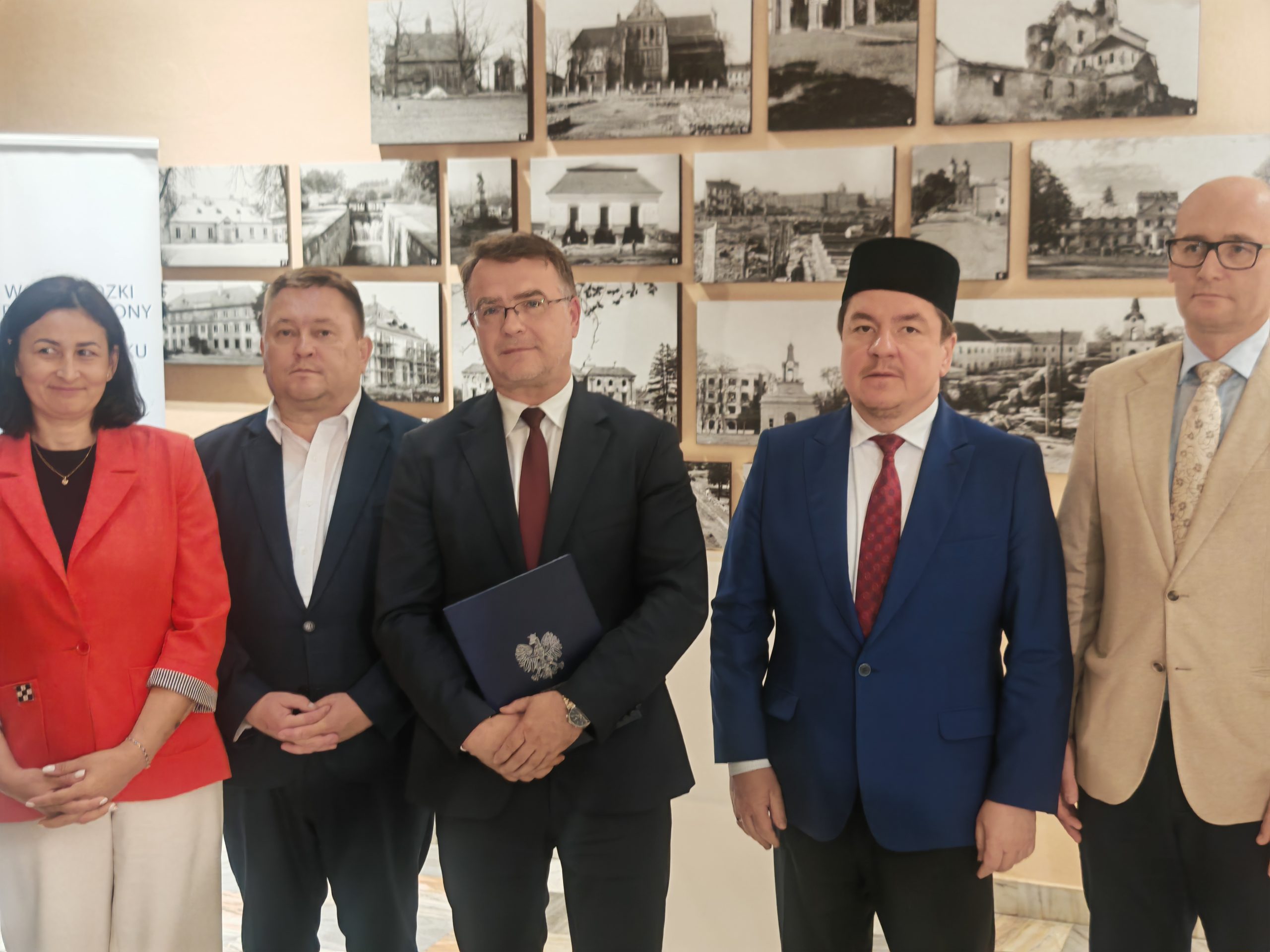 Uczestnicy konferencji w pałacu habsbacha