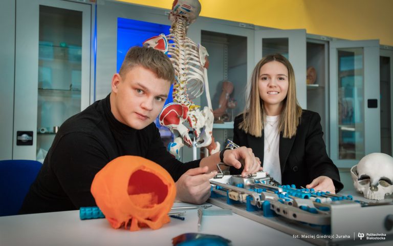 Dwoje studentów w laboratorium.