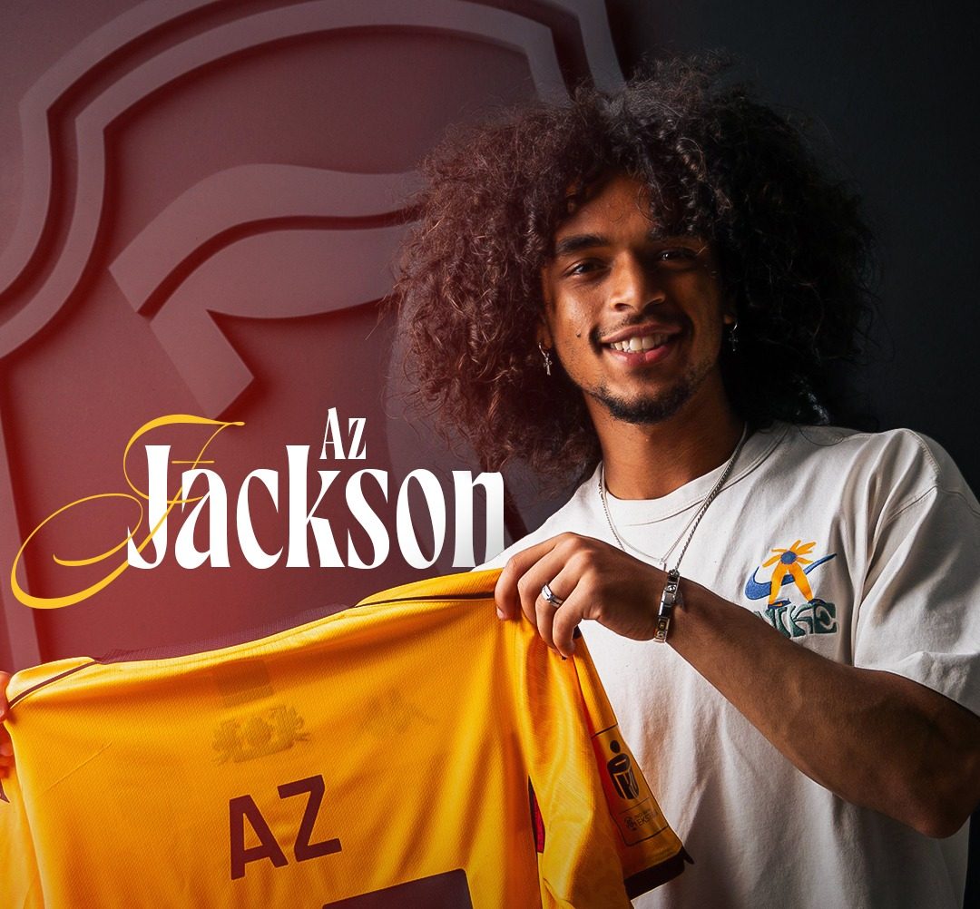 AZ Jackson pozuje z koszulką