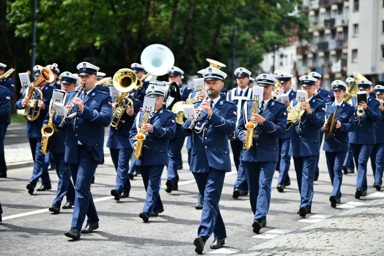 Policjanci maszerują i grają na instrumentach