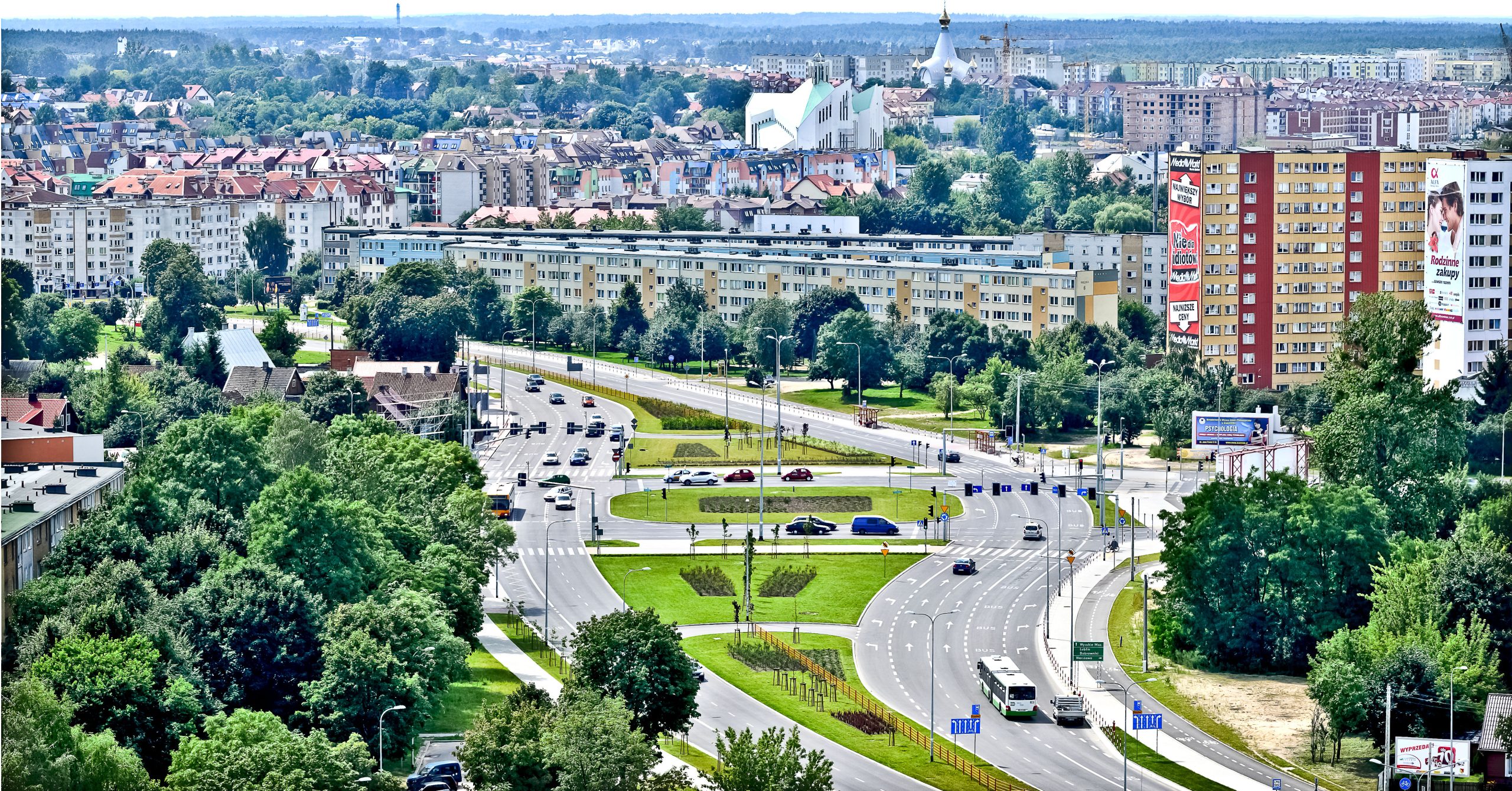 widok na ulice bialegostoku z lotu ptaka w dole ulice drzewa bloki