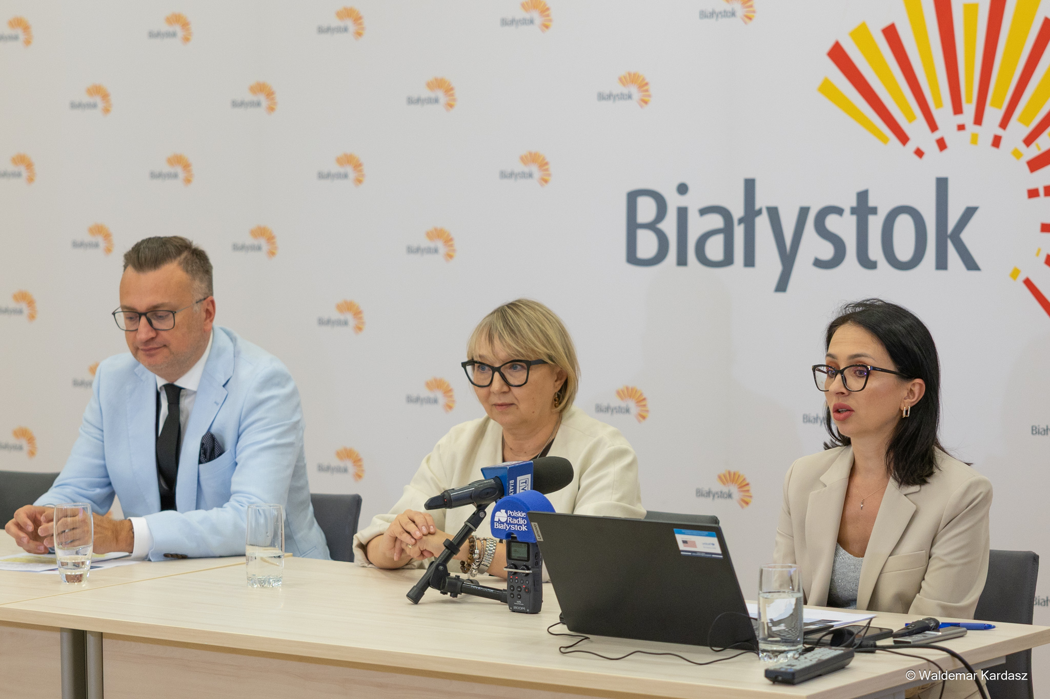 dwie kobiety i mezczyzna na tle scianki Białystok