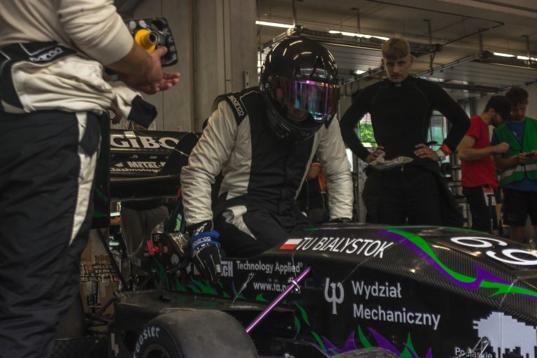 Mężczyzna wsiada do bolidu