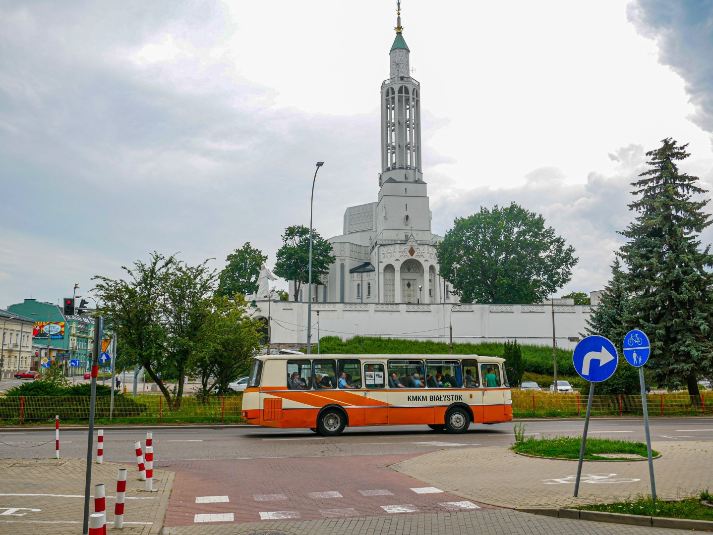 Zabytkowy autobus w centrum miasta.
