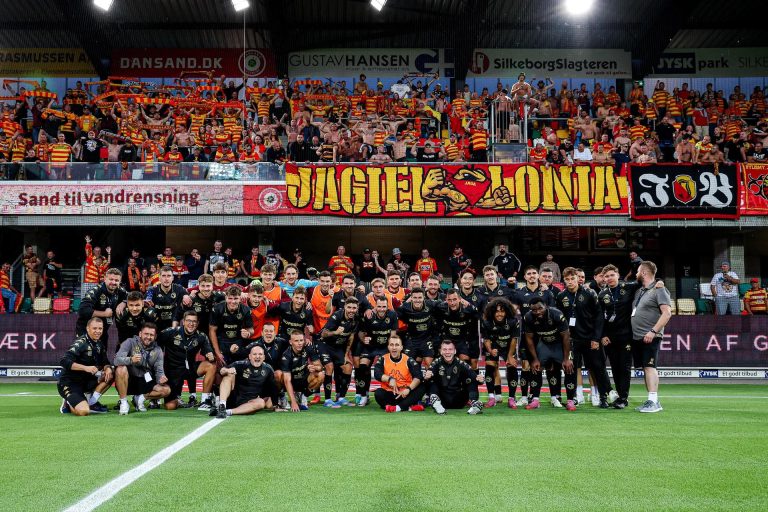 Cała drużyna piłkarska na stadionie.