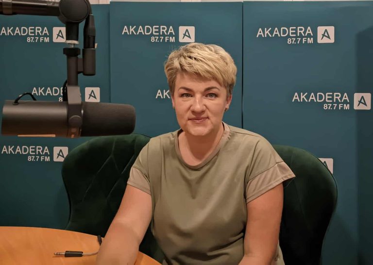 Kobieta na ściance firmowej.