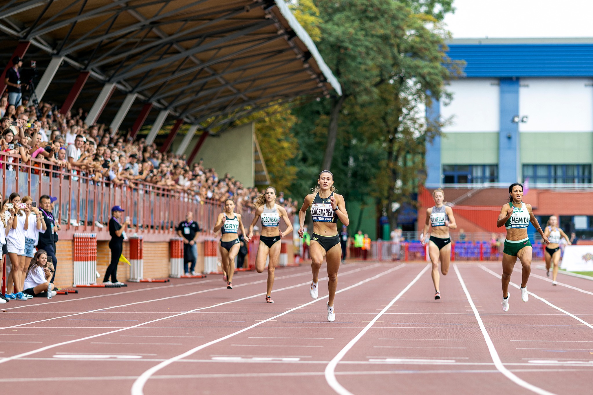 Biegaczki na stadionie.