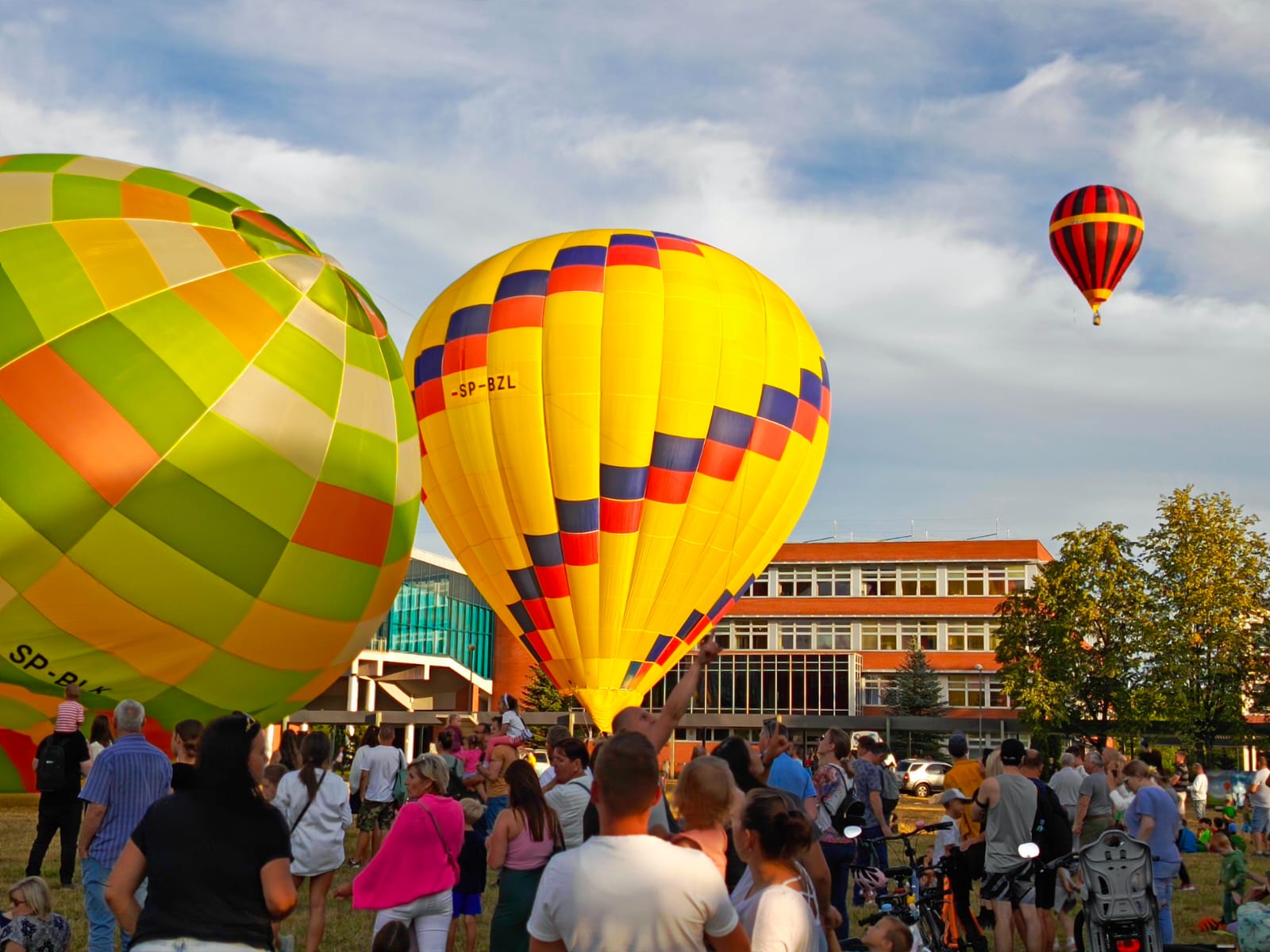 balony startuja na tle politechniki