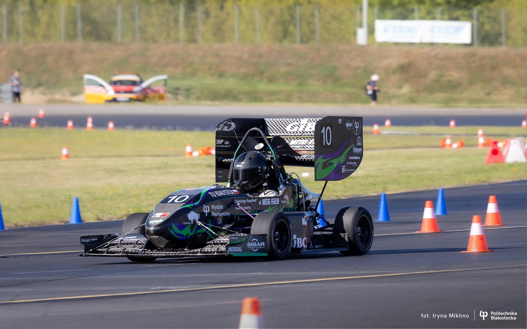 Bolid CMS-10 zespołu Cerber Motorsport z Politechniki Białostockiej podczas przejazdu na torze Autodrom Słomczyn w zawodach Formula Student Poland 2025.