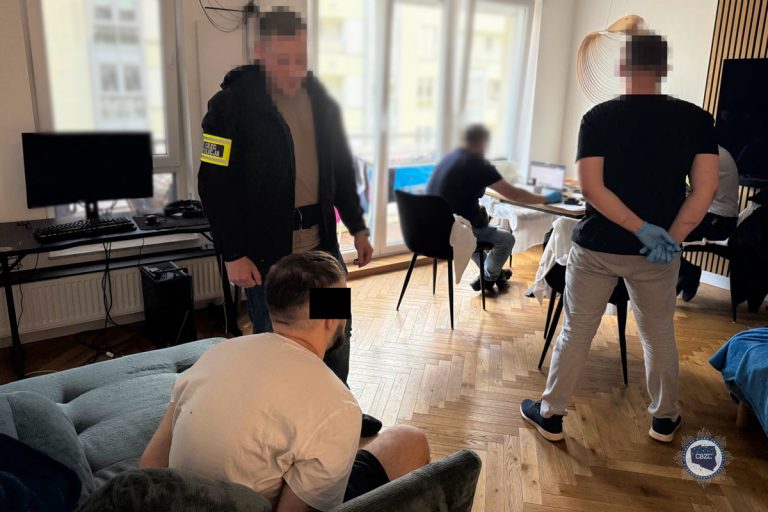 Funkcjonariusze CBZC podczas czynności w mieszkaniu przestępców
