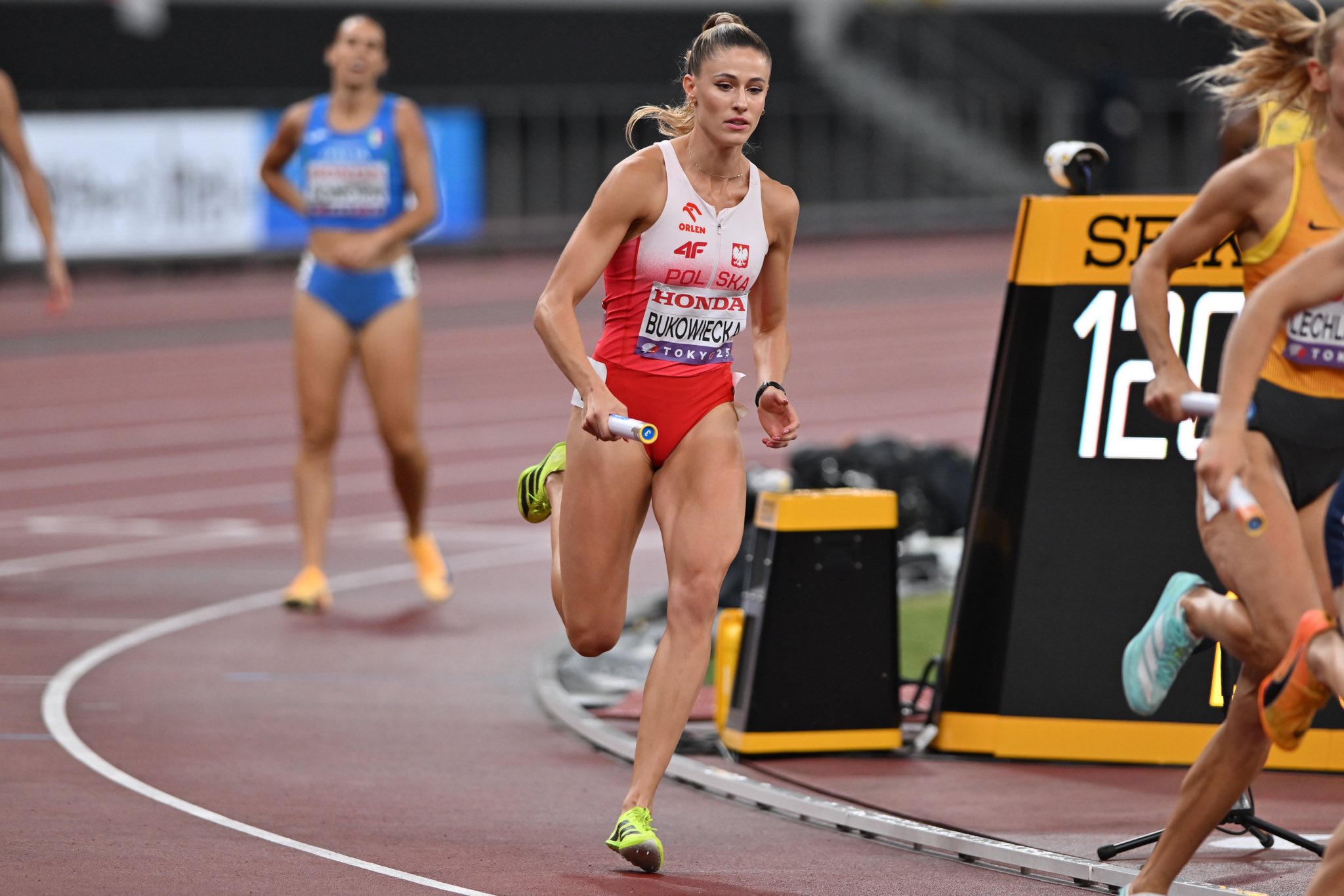 Biegaczka na stadionie.