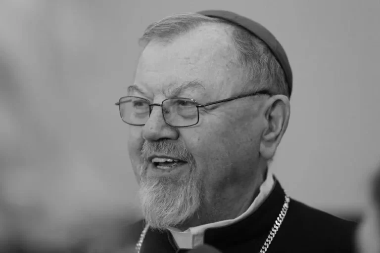 Biskup senior Antoni Pacyfik Dydycz w stroju duchownym, uśmiechnięty, z pastorałem i piuską na głowie.