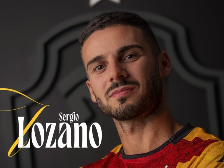Sergio Lozano w koszulce Jagiellonii Białystok, nowy środkowy pomocnik drużyny, prezentowany po podpisaniu kontraktu.