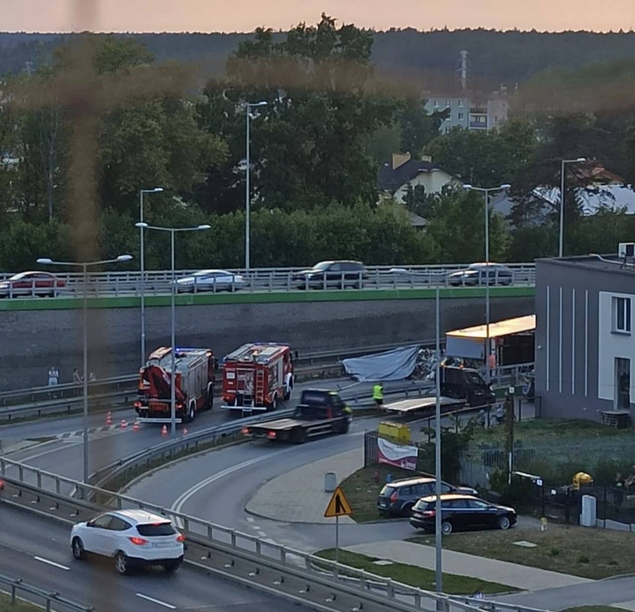 Przewrócona ciężarówka na wiadukcie