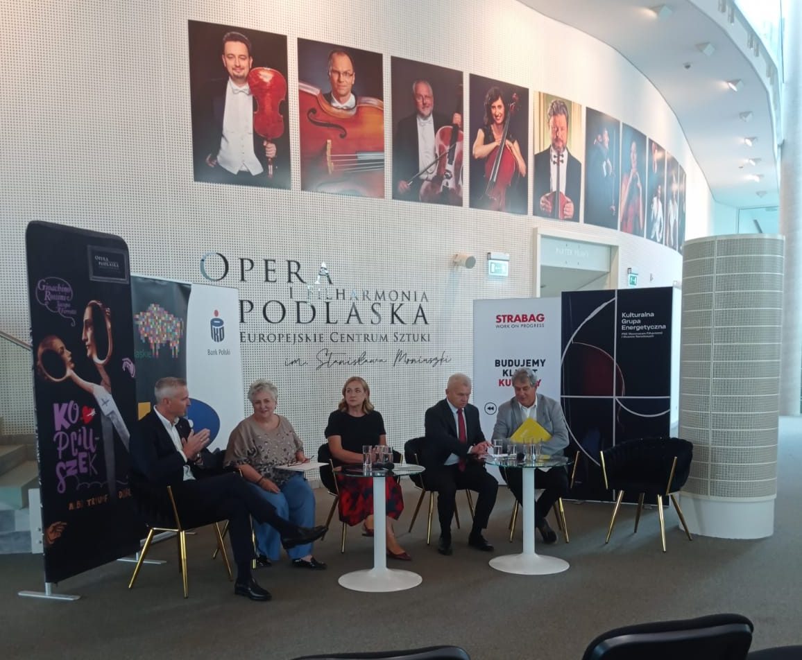 konferencja w operze