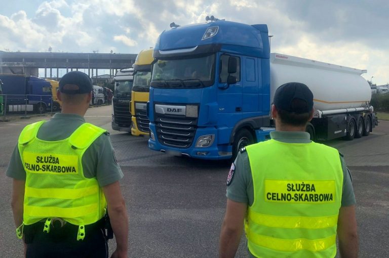 Funkcjonariusze KAS i zabezpieczone cysterny